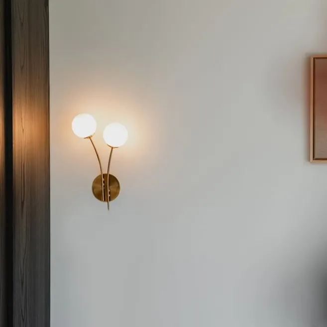 QAZQA Moderne Wandleuchte Gold mit Opalglas 2-flammig - Athens