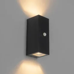 QAZQA Moderne Wandleuchte schwarz IP44 mit Bewegungsmelder - Baleno II