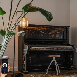 QAZQA Smarte Stehleuchte Schwarz mit Messing und bernsteinfarbenem Glas inkl. WiFi G95 - Zuzanna