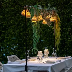 Newgarden Verstellbarer schwarzer Lichterkettenrahmen - Garland Lift